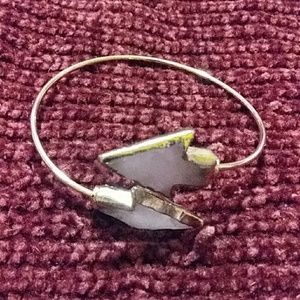 NWOT Stone Arrowhead Gold Bangle